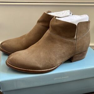 Seychelles Snare Taupe Ankle Boots